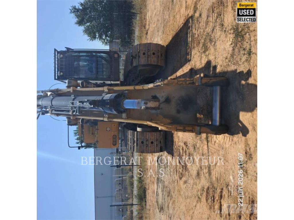 CAT 374F حفارات زحافة