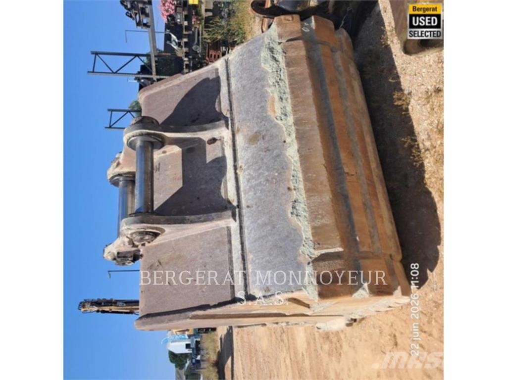 CAT 374F حفارات زحافة