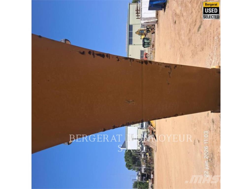 CAT 374F حفارات زحافة