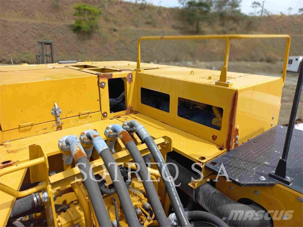 CAT 374FL 履带挖掘机