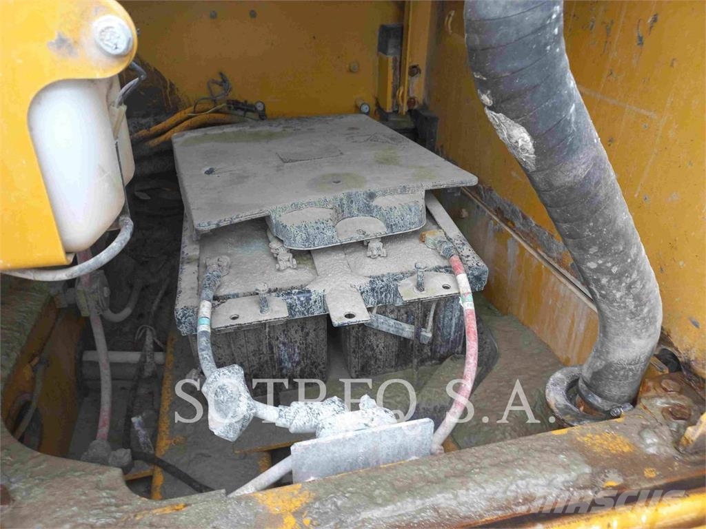 CAT 374FL 履带挖掘机