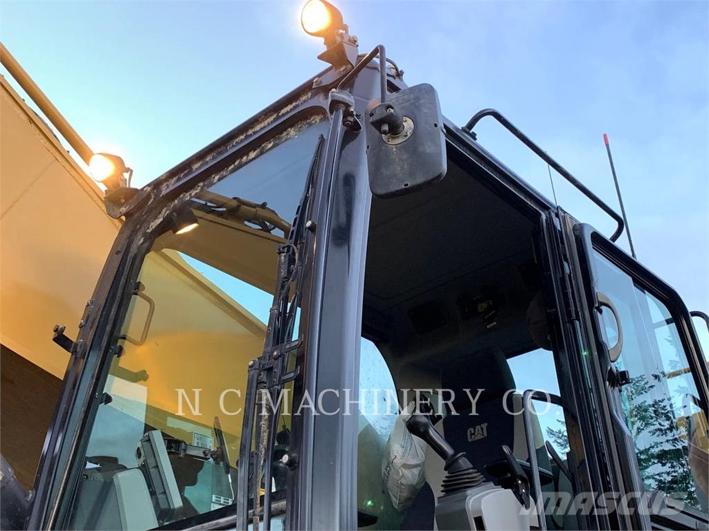 CAT 390F حفارات زحافة