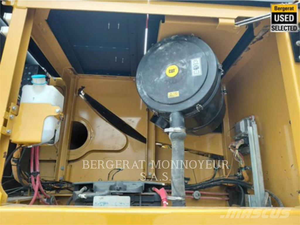 CAT 390F حفارات زحافة