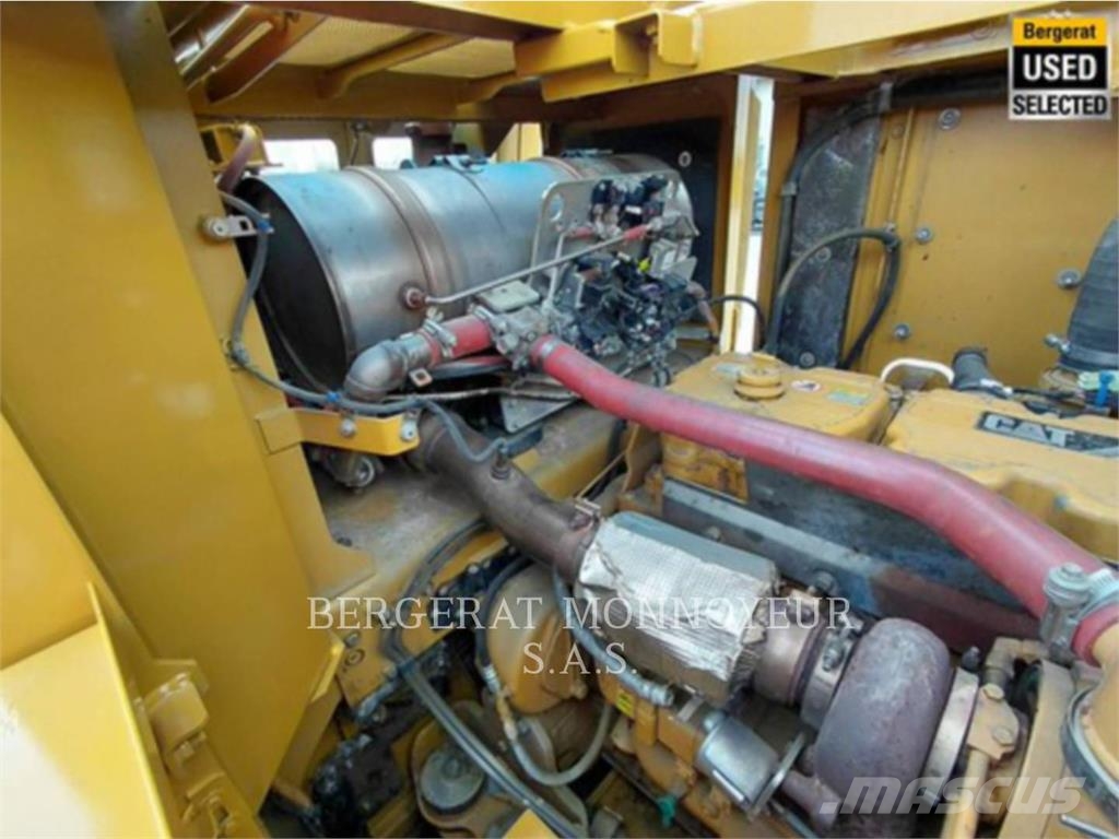 CAT 390F حفارات زحافة