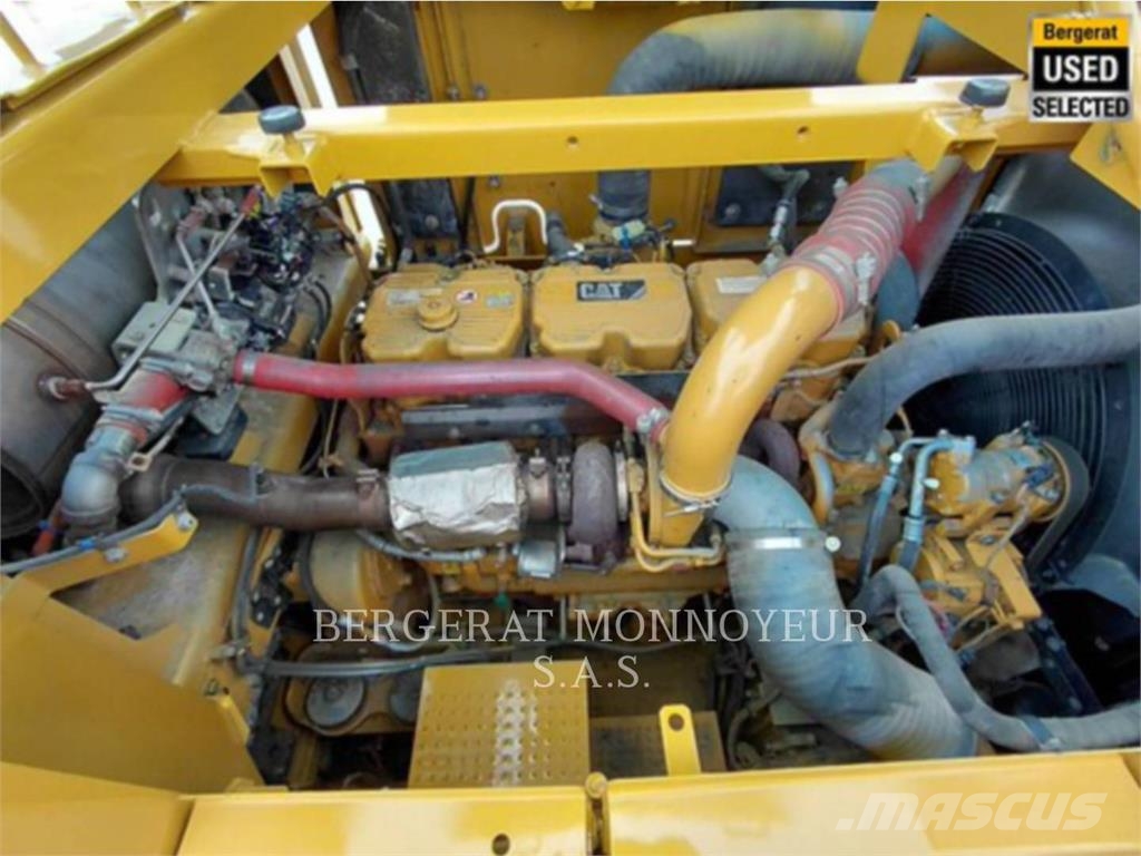 CAT 390F حفارات زحافة