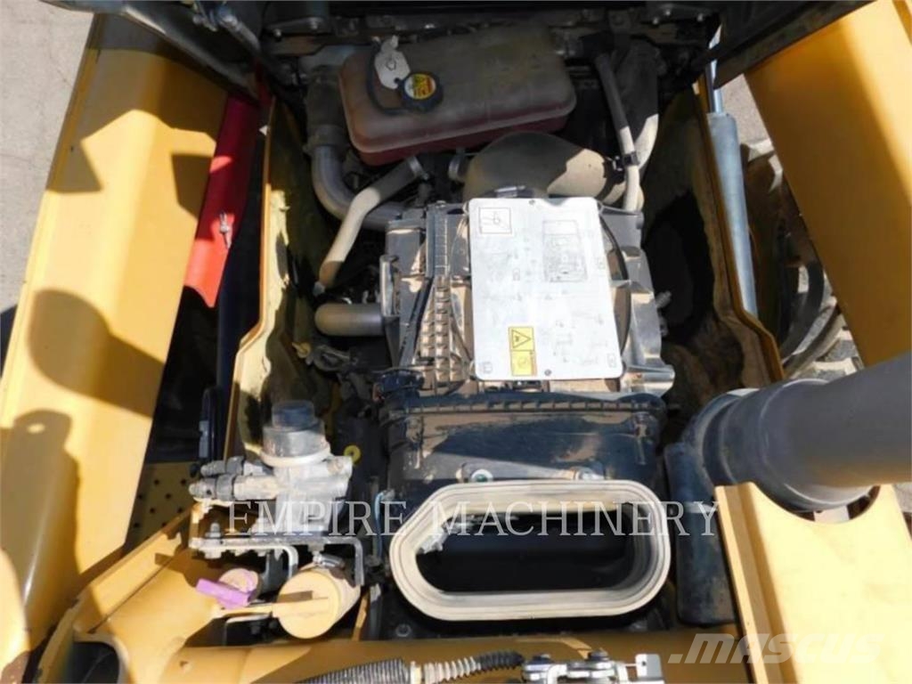 CAT 415F2 IL Iekrāvēji uz riteņiem