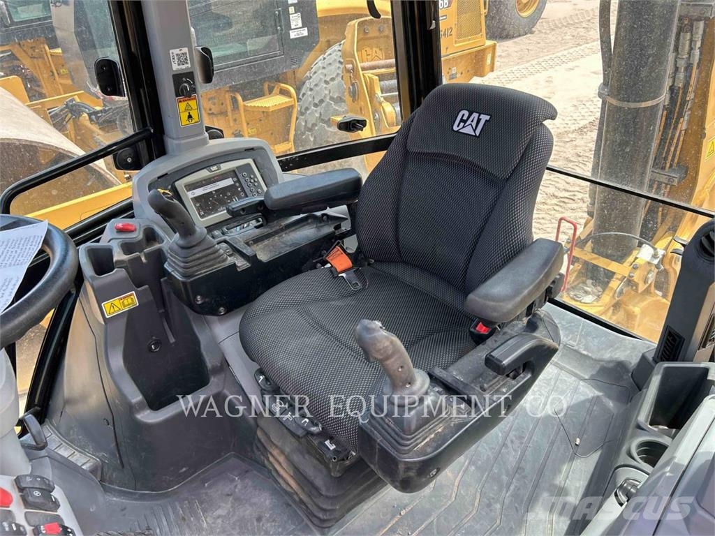 CAT 440 لوادر ذات جرافات عكسية