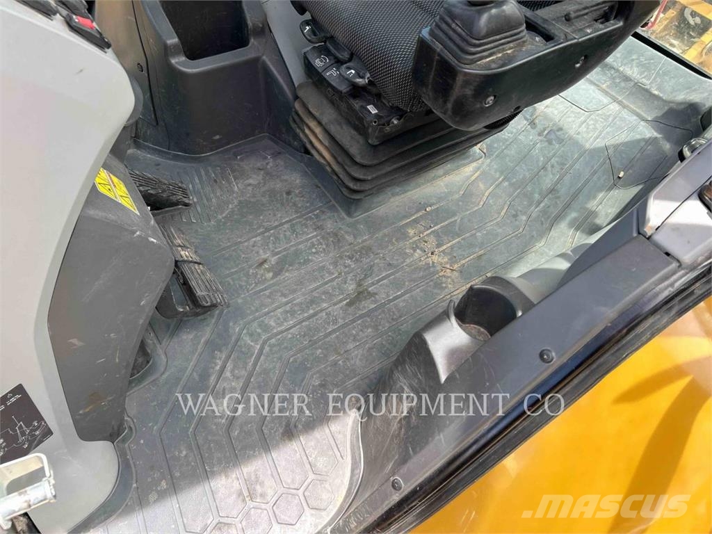 CAT 440 لوادر ذات جرافات عكسية