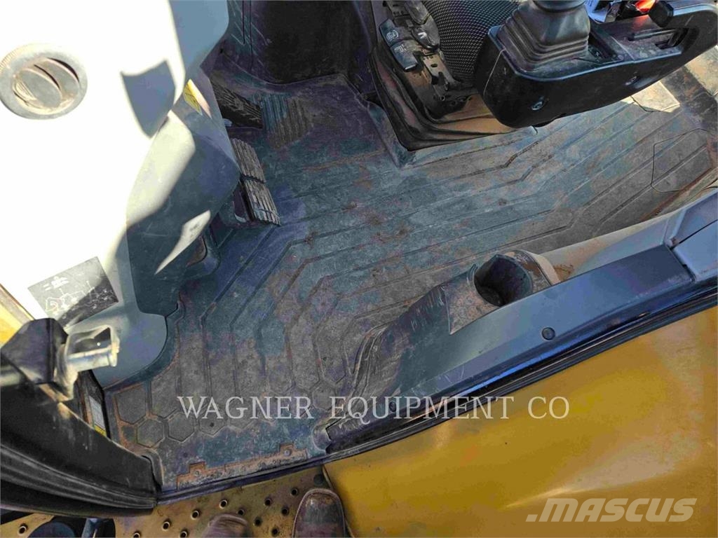 CAT 440 لوادر ذات جرافات عكسية