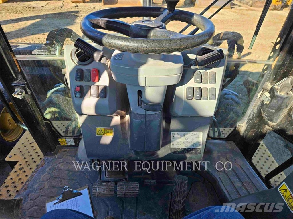 CAT 440 لوادر ذات جرافات عكسية