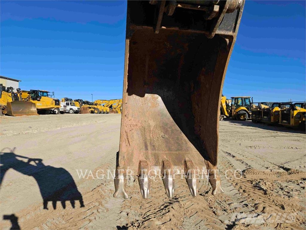 CAT 440 لوادر ذات جرافات عكسية