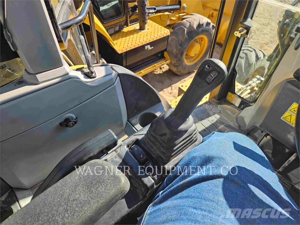 CAT 44007 Ekskavaatorlaadurid