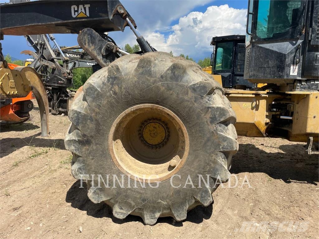 CAT 545D Miško vilkikai
