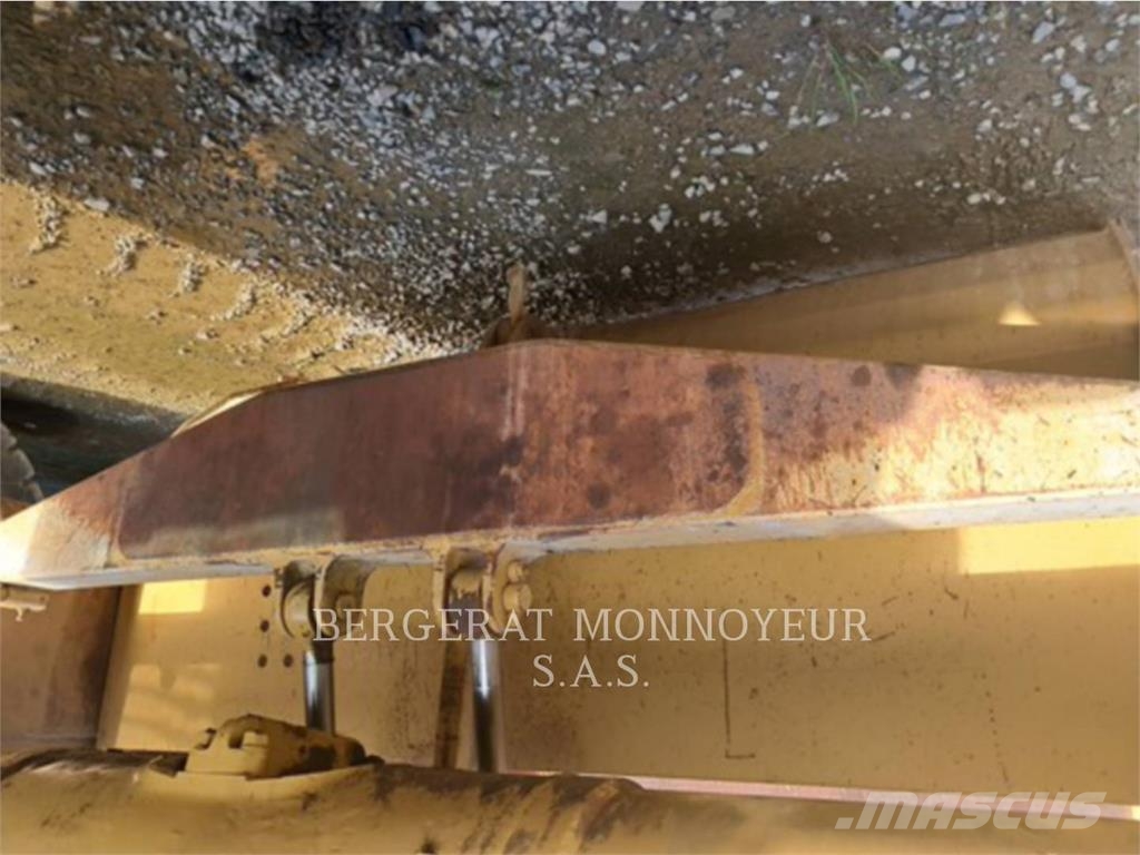 CAT 621F Скрепери