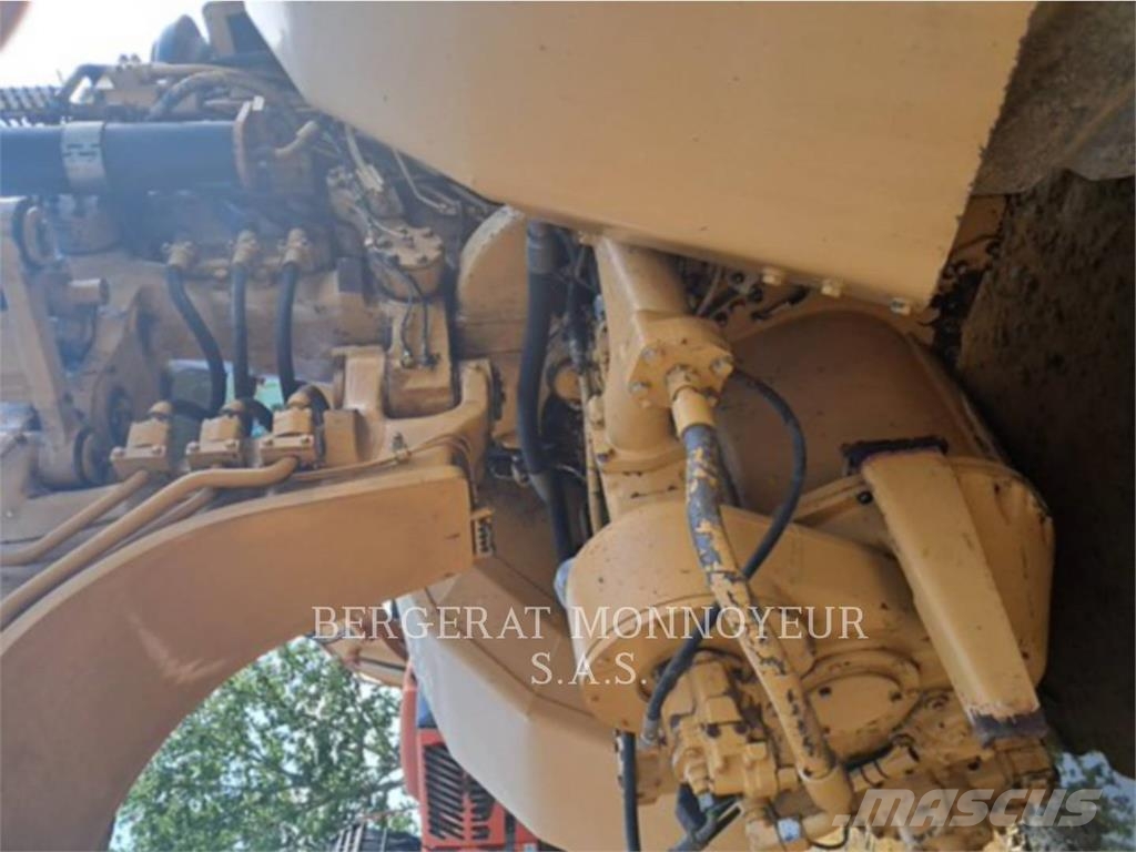 CAT 621F Скрепери