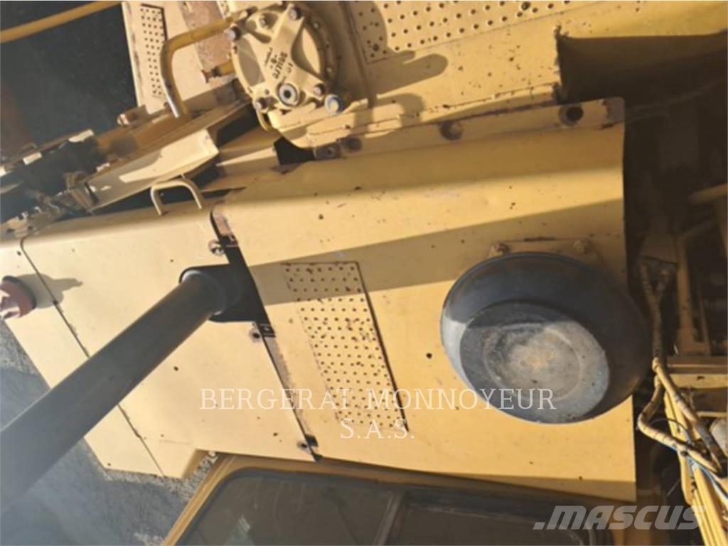 CAT 621F Скрепери