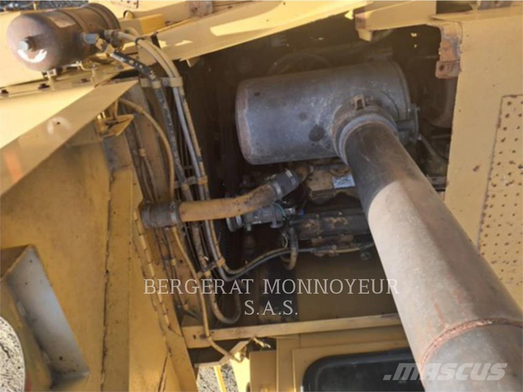 CAT 621F Скрепери