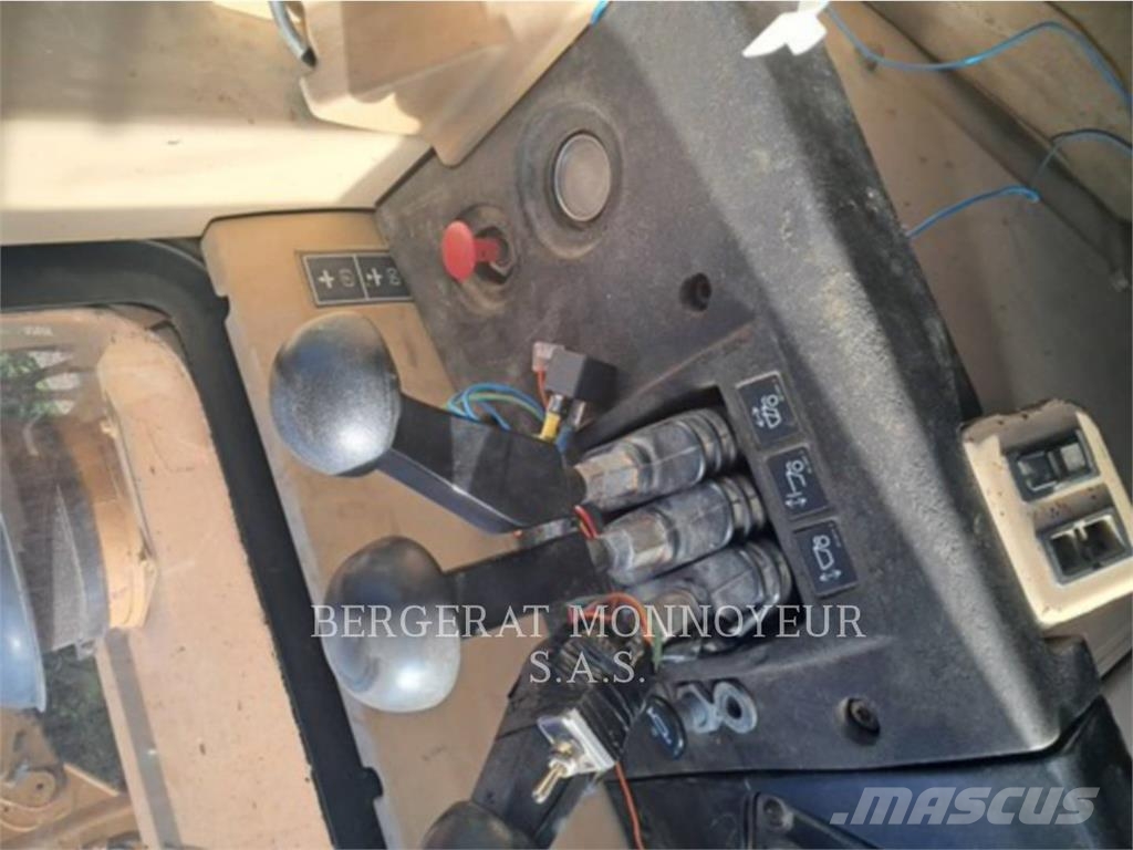 CAT 621F Скрепери