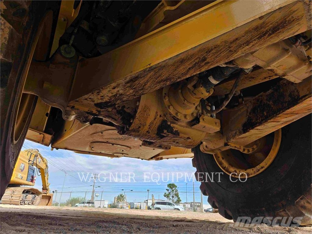 CAT 73004 アーティキュレート式ダンプトラック