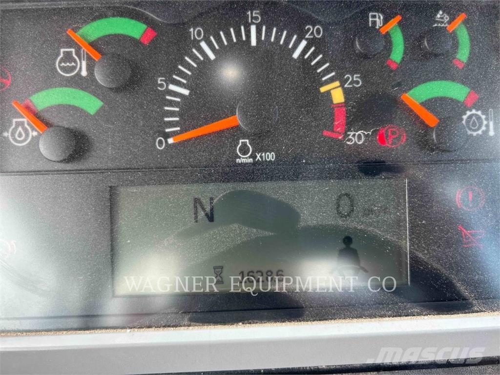 CAT 74004GC ساحبات مفصلية