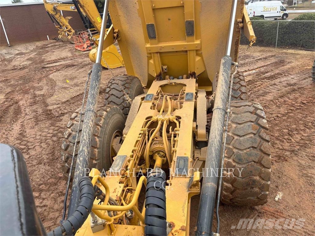 CAT 745 Artikulētie pašizgāzēji
