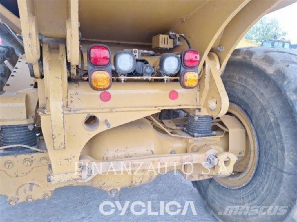 CAT 745 Dumper - Knickgelenk