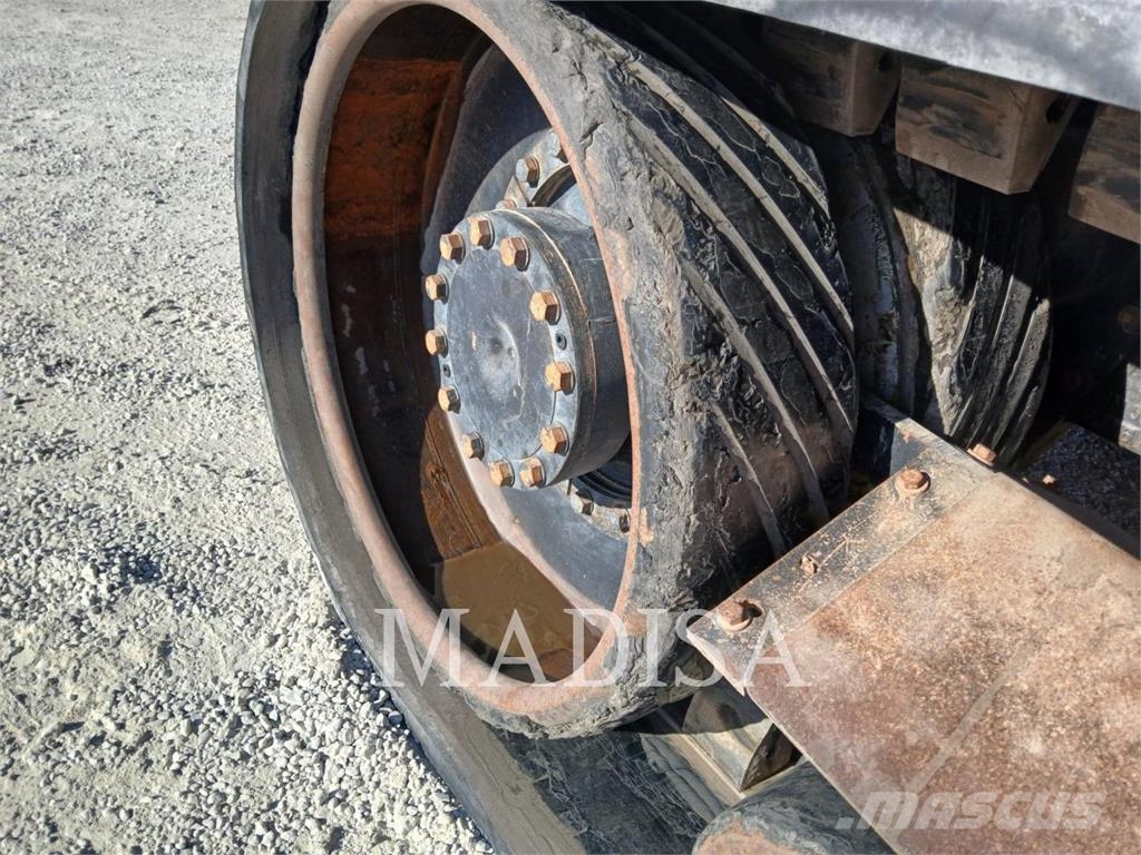 CAT 75E الجرارات
