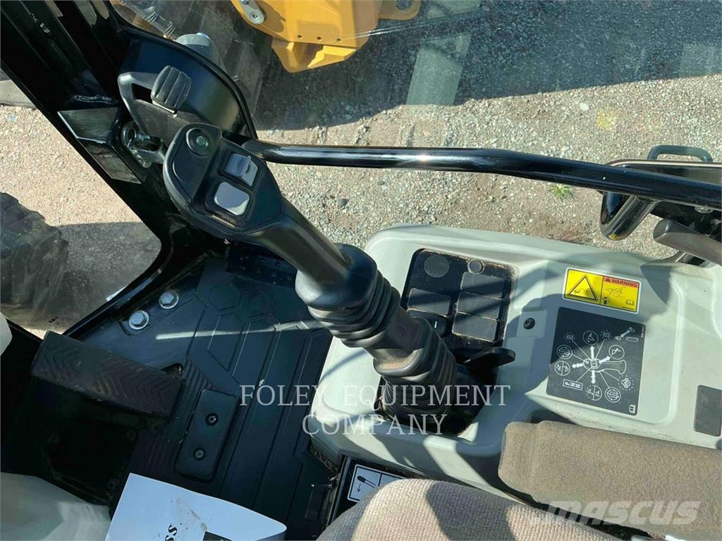 CAT 903D Kolové nakladače