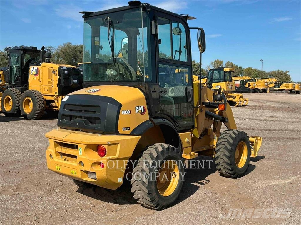 CAT 903D Kolové nakladače