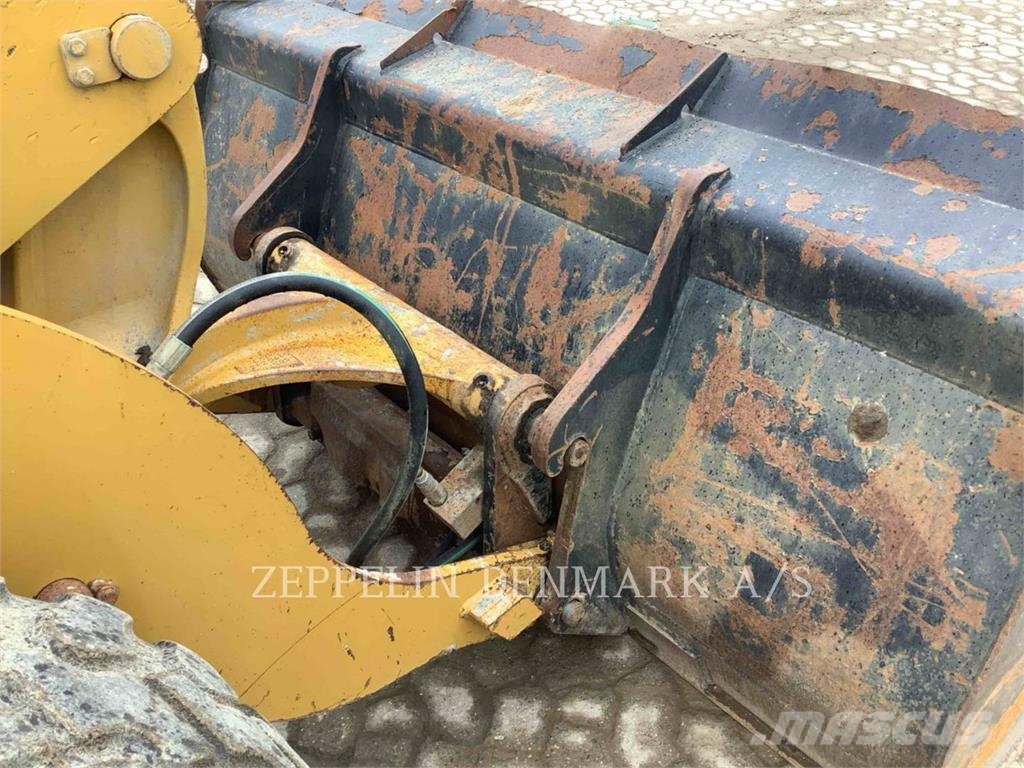 CAT 906H لوادر بعجل