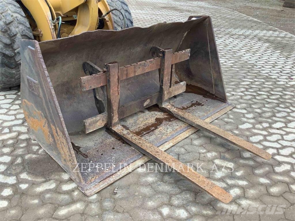 CAT 906H لوادر بعجل