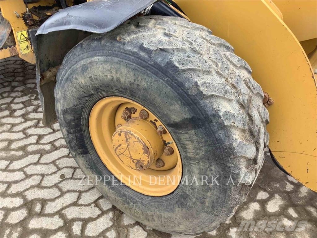 CAT 906H لوادر بعجل