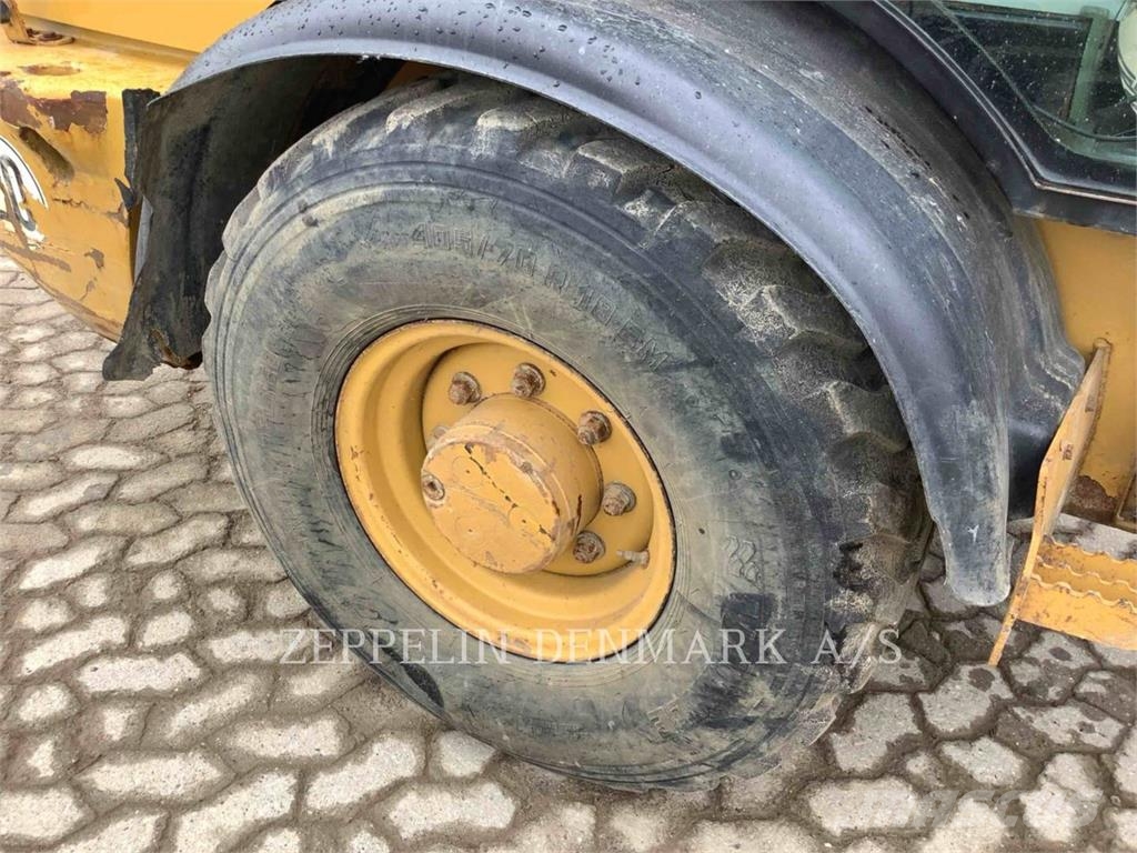 CAT 906H لوادر بعجل