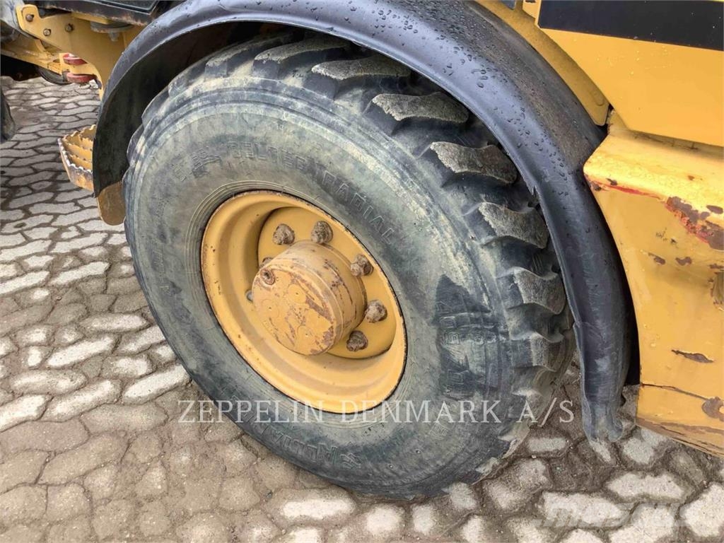 CAT 906H لوادر بعجل