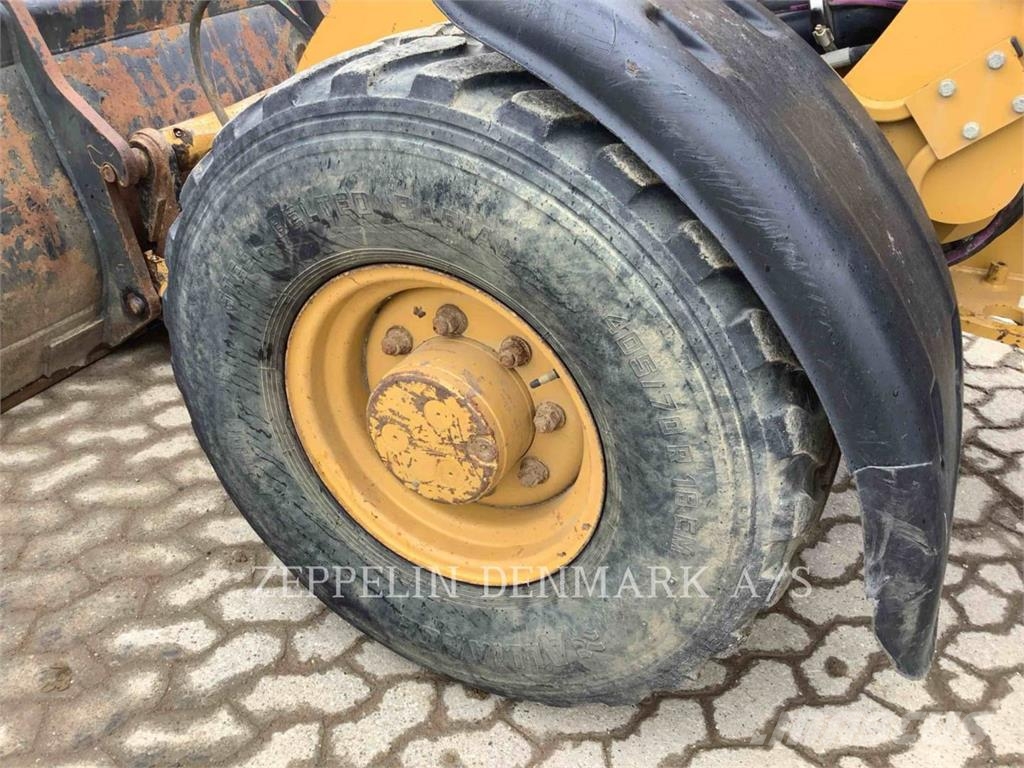 CAT 906H لوادر بعجل