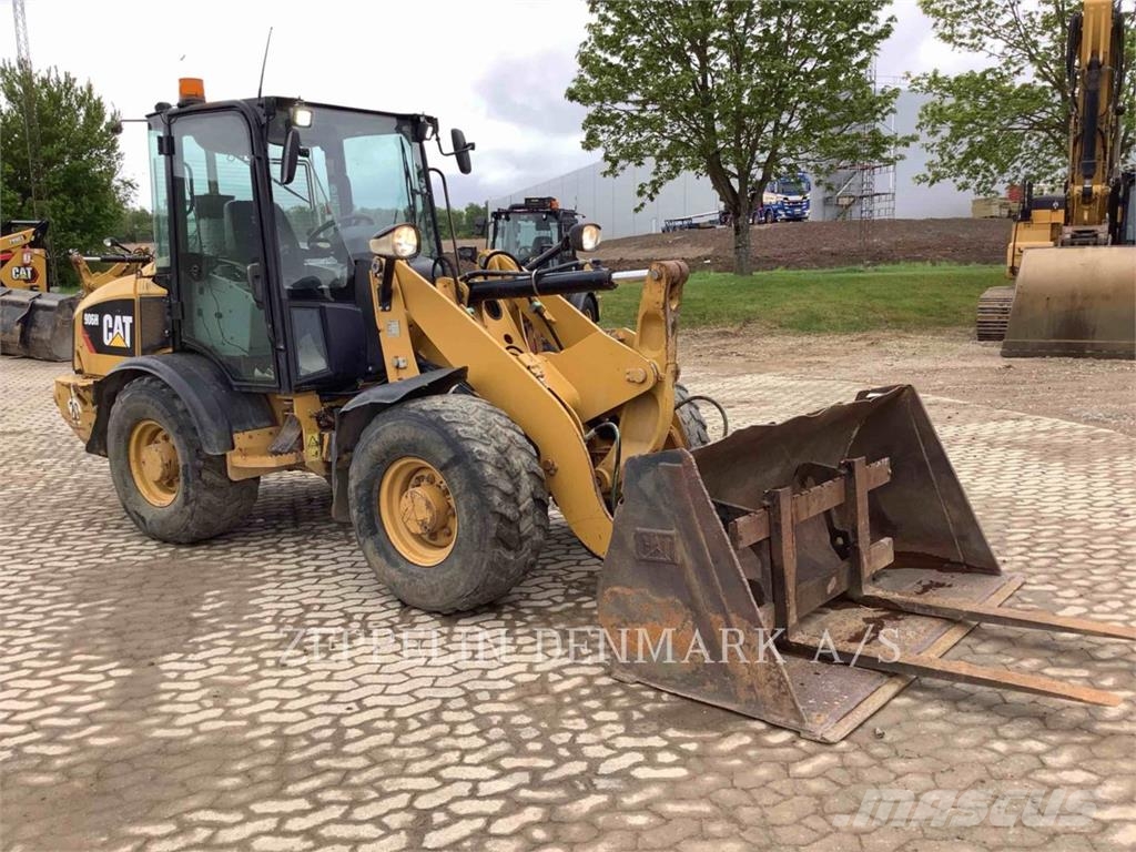 CAT 906H لوادر بعجل