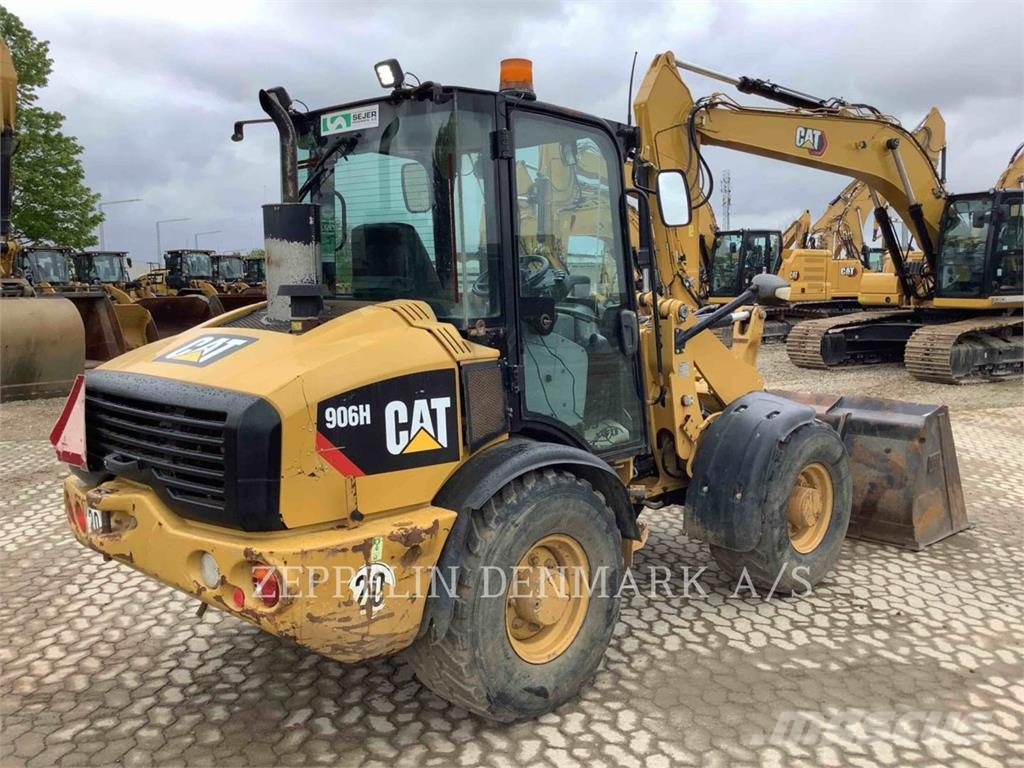CAT 906H لوادر بعجل