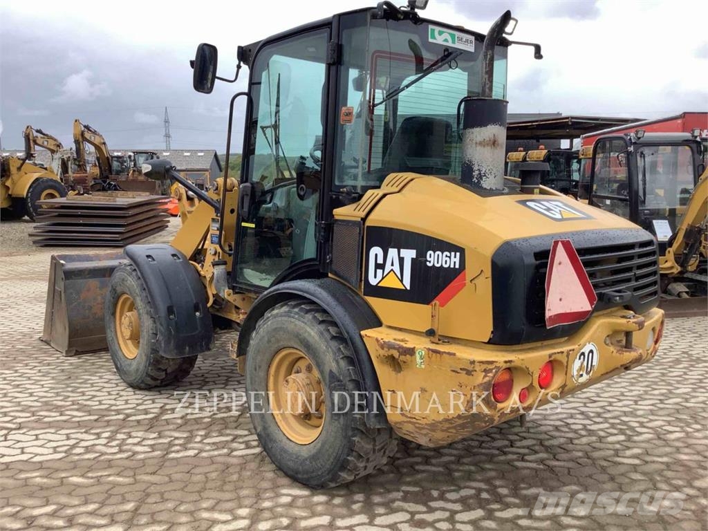 CAT 906H لوادر بعجل