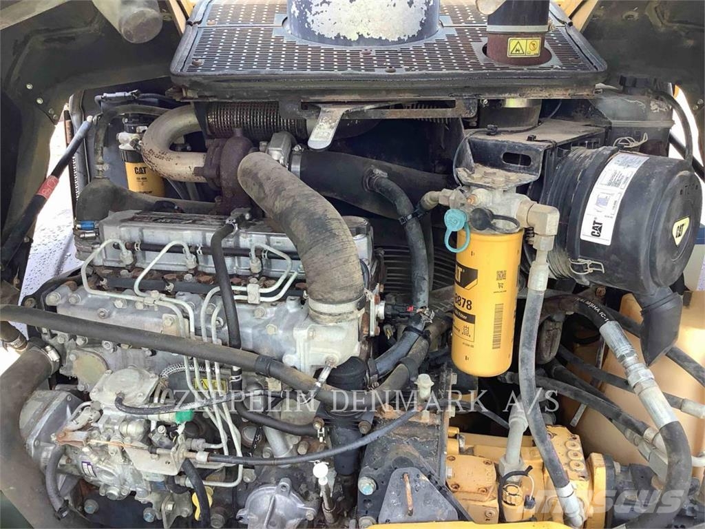CAT 906H لوادر بعجل