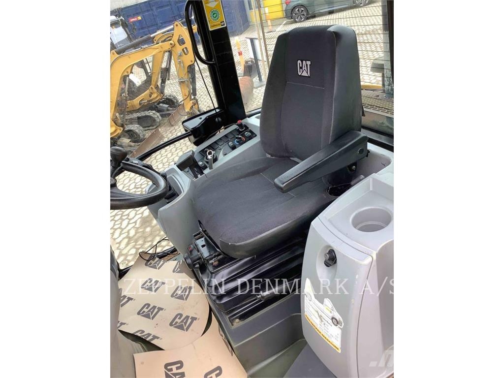 CAT 906H لوادر بعجل