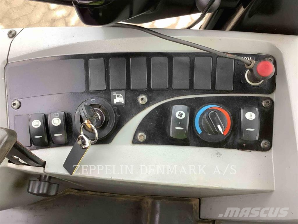 CAT 906H لوادر بعجل