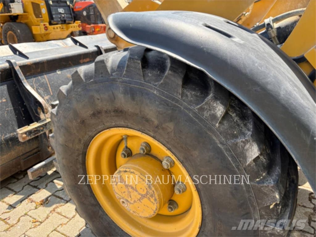 CAT 906H Kolesni nakladalci