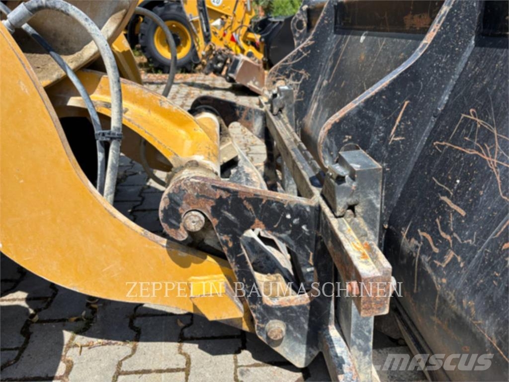 CAT 906H Kolesni nakladalci