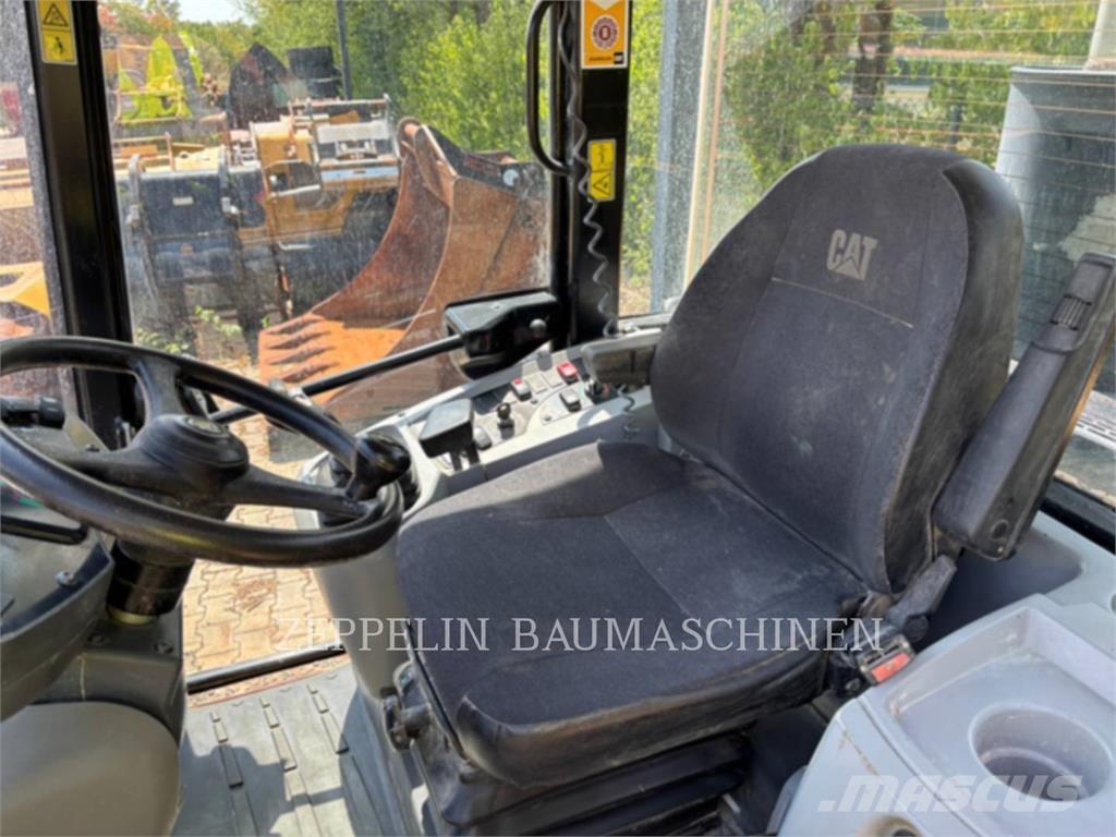CAT 906H Kolesni nakladalci