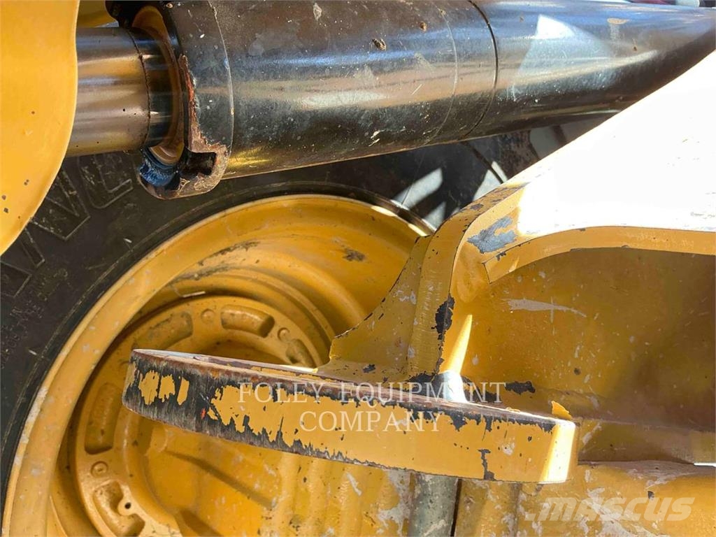 CAT 906M Radlader