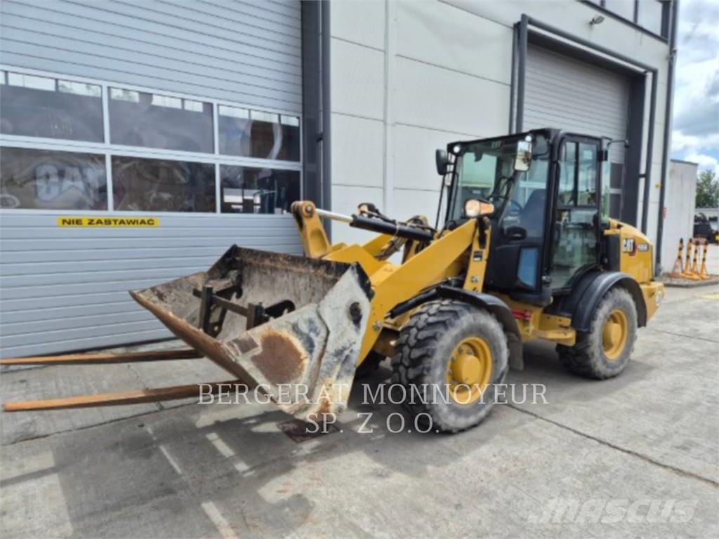 CAT 906M لوادر بعجل