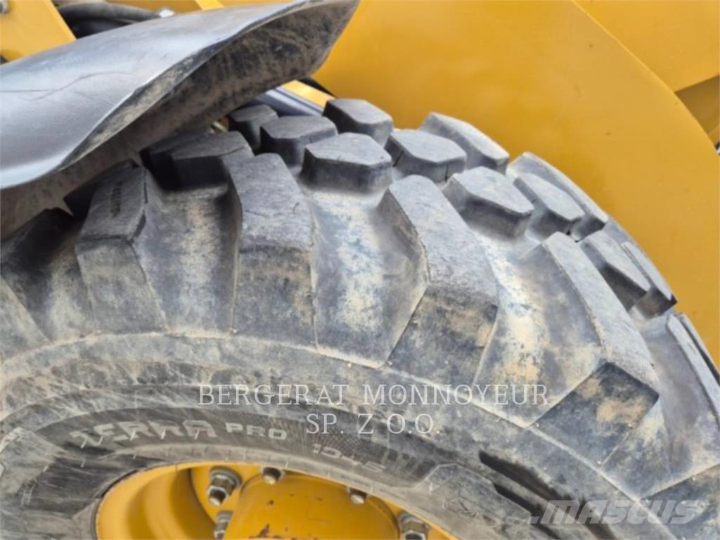 CAT 906M لوادر بعجل