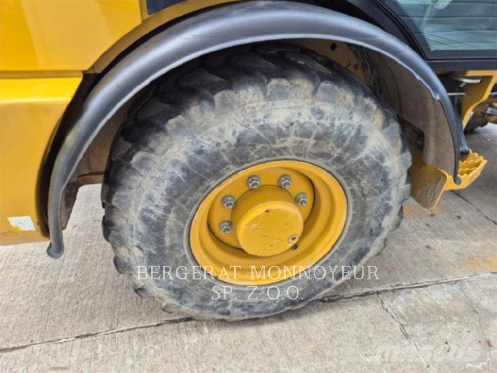 CAT 906M لوادر بعجل
