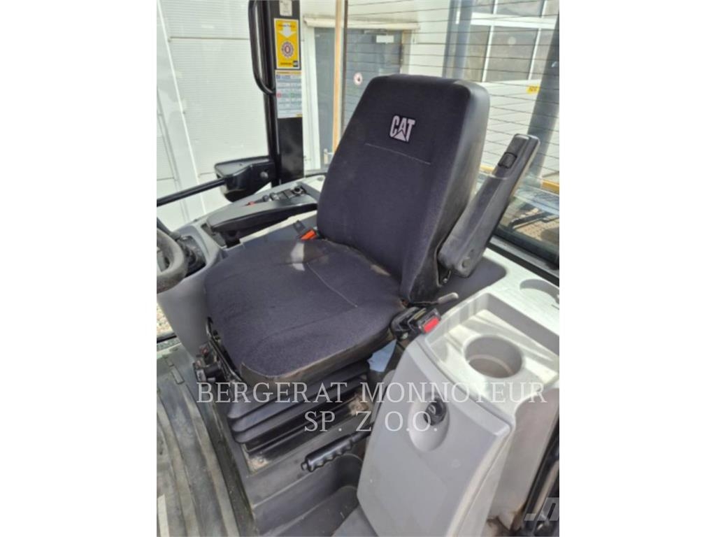 CAT 906M لوادر بعجل