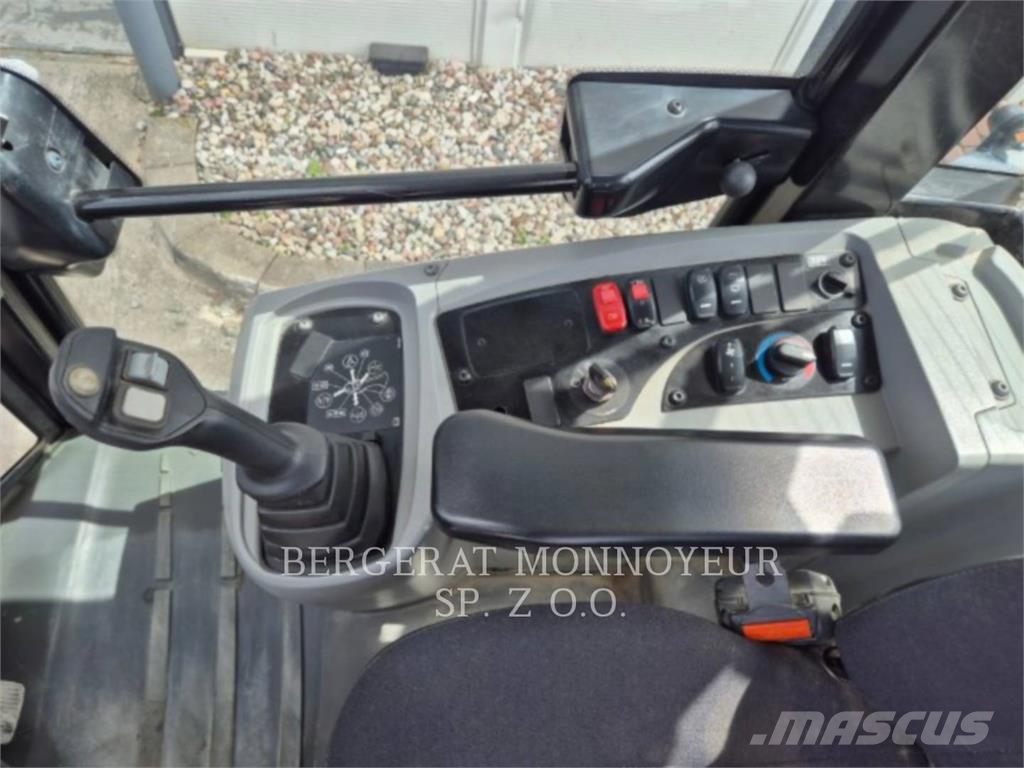CAT 906M لوادر بعجل